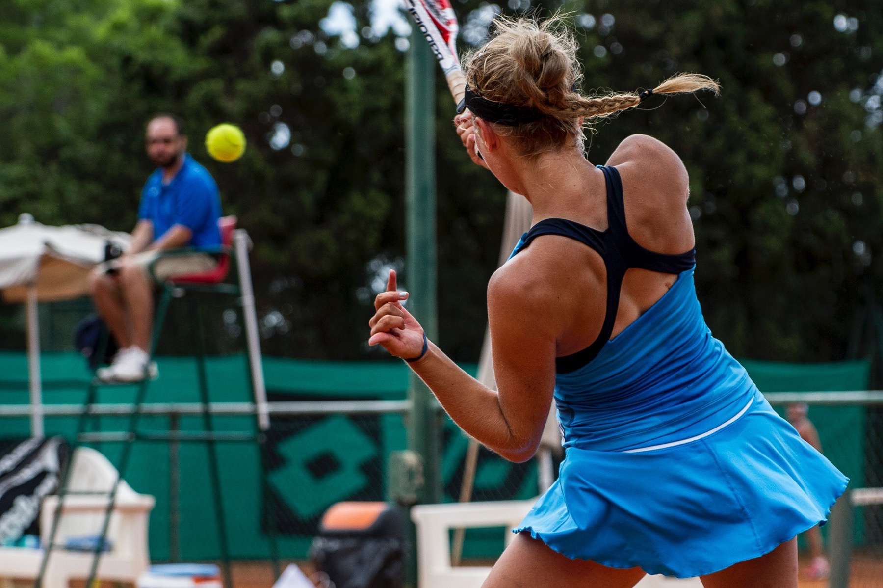 Frau am Tennis spielen während den Tennisferien in Wildhaus