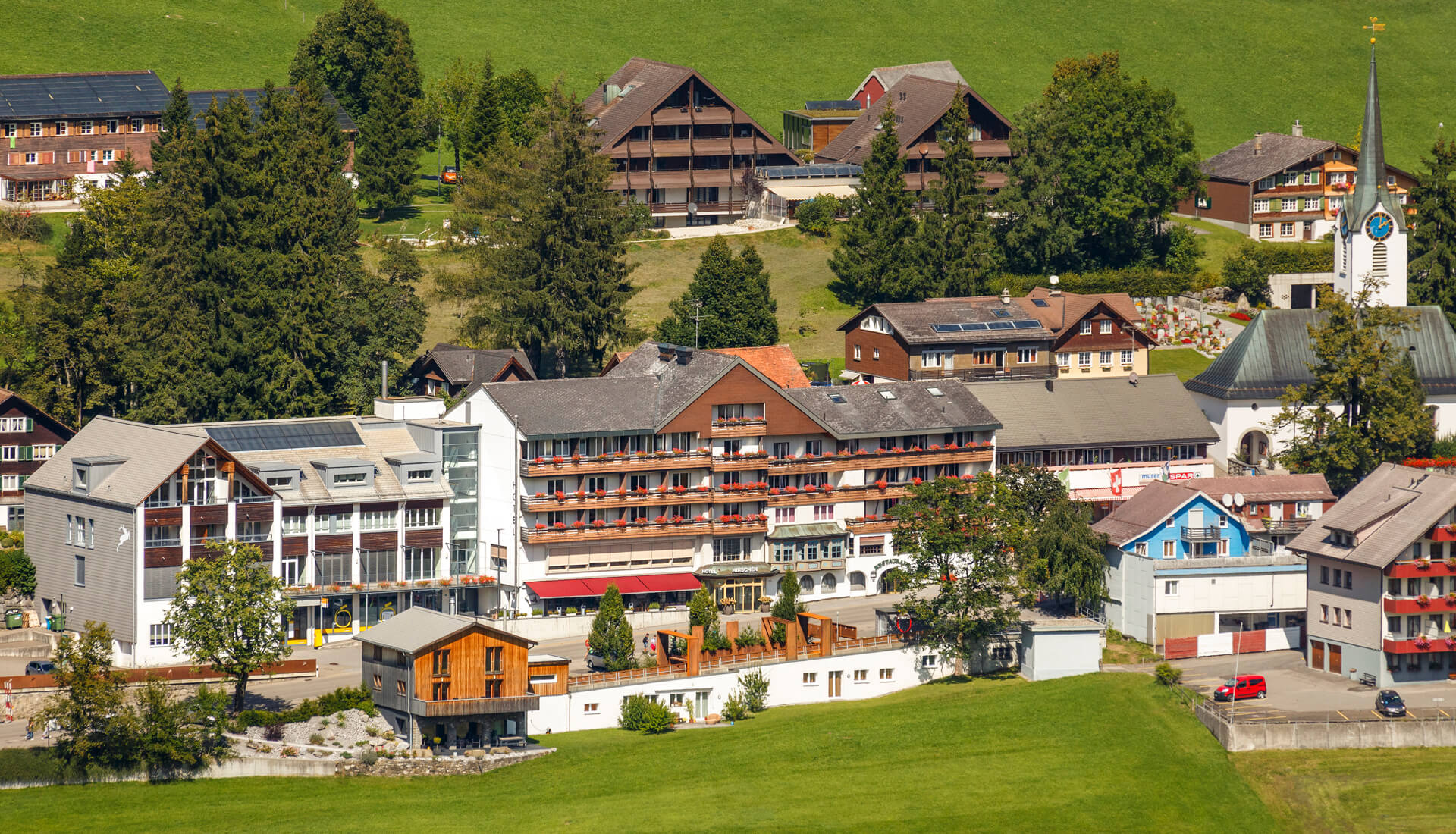 Blick auf das Hotel aus einiger Entfernung