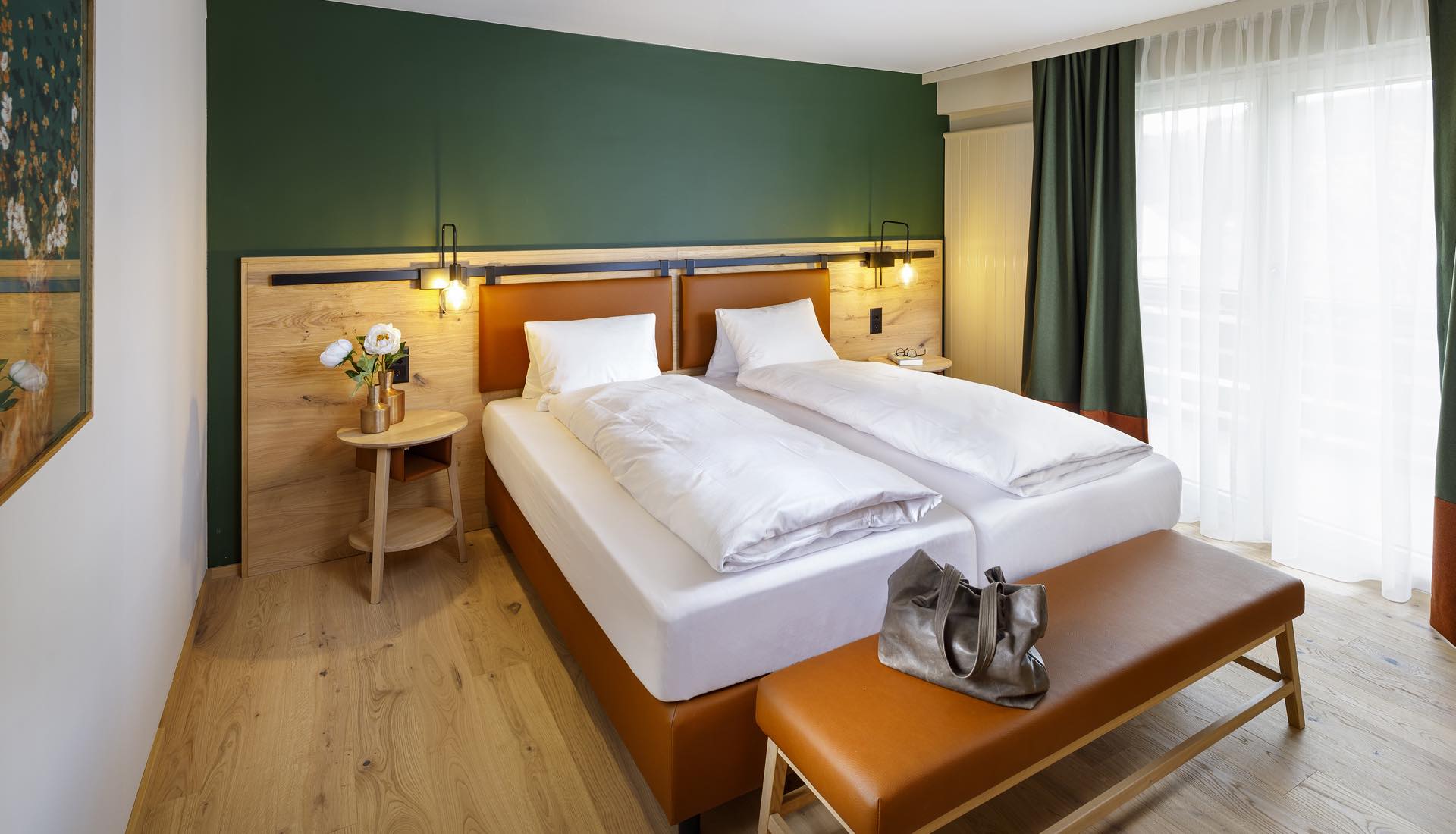 Renoviertes Hotelzimmer eingerichtet in gemütlichen Farben
