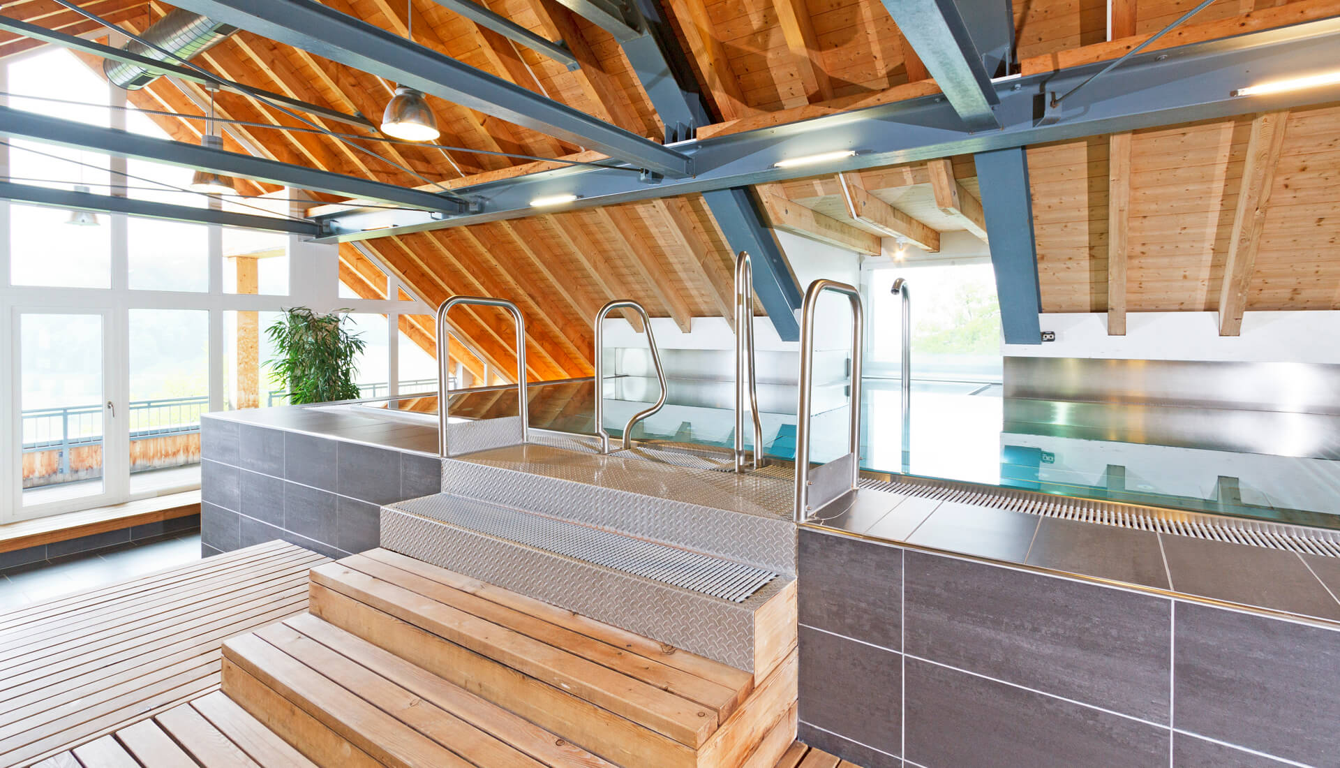 Whirlpool in der Wellness-Attika