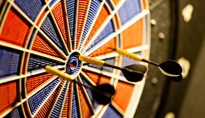 [Bitte in "Französisch" übersetzen:] Darts in der Bar des Hotel Hirschen in Wildhaus