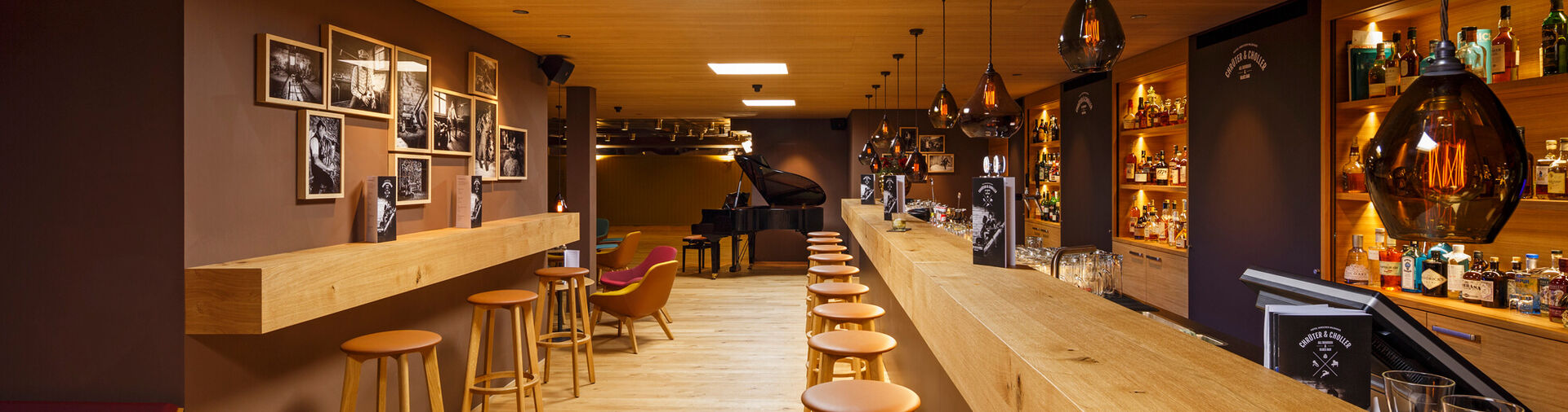 Einblick in die Bar Chrütter & Choller; wir setzten auf viel Holz, Licht & eine schöne Atmosphäre.