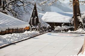 Eisstockbahn direkt neben dem Chalet Max